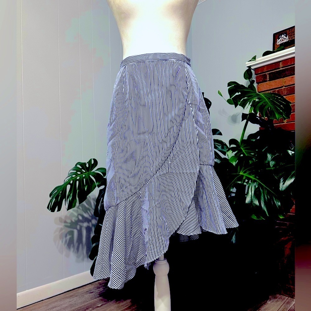 🛍️ Gianni Bini white blue striped wrap style skirt with zipper closure.